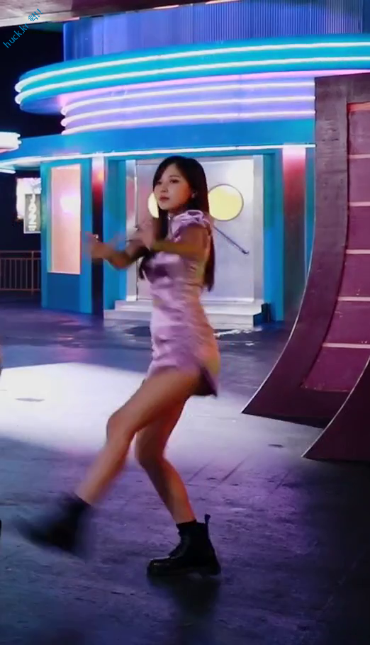 헉짤-헉 감탄사가 절로 나오는 짤 -보라색 실크의상 입고 열정적으로 춤추는 트와이스 미나-1번 이미지