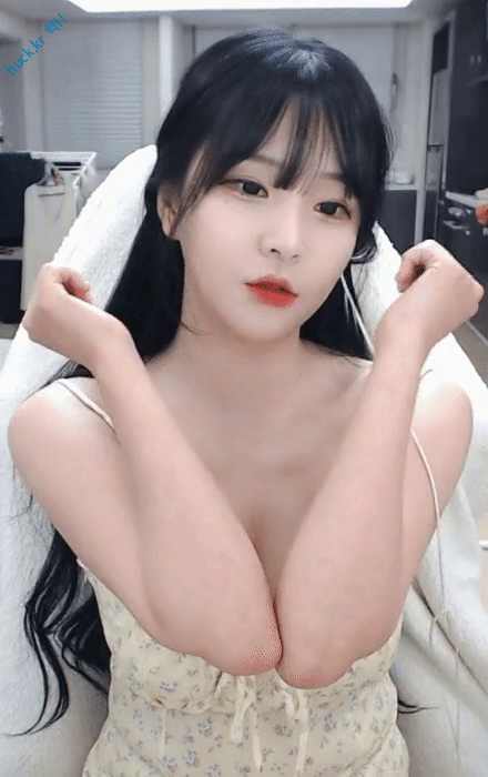 헉짤헉 감탄사가 절로 나오는 짤 ㅇㅎ BJ 박민정 양쪽 팔꿈치 닿는다고.gif-1번 이미지