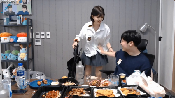 헉짤헉 감탄사가 절로 나오는 짤 인방 bj 문월과 합방에서 실수로 나쁜손 해버린 bj-1번 이미지