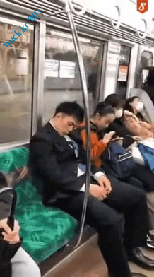 헉 감탄사가 절로 나오는 짤 -지하철에서 잠든 친구 깨워주기.gif-1번 이미지