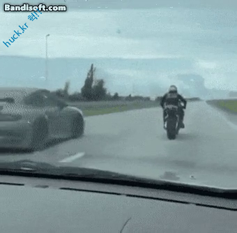 헉짤-헉 감탄사가 절로 나오는 짤 -포르쉐 도발한 오토바이의 최후-1번 이미지