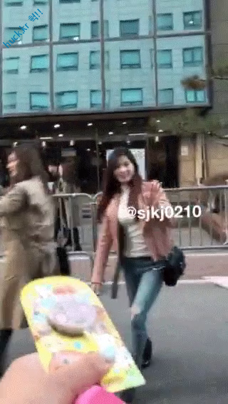 헉짤-헉 감탄사가 절로 나오는 짤 -팬서비스하는 사나 . GIF-1번 이미지