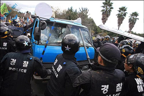 헉짤-헉 감탄사가 절로 나오는 짤 -혐) 너프전 한국 시위대 vs 전경-1번 이미지